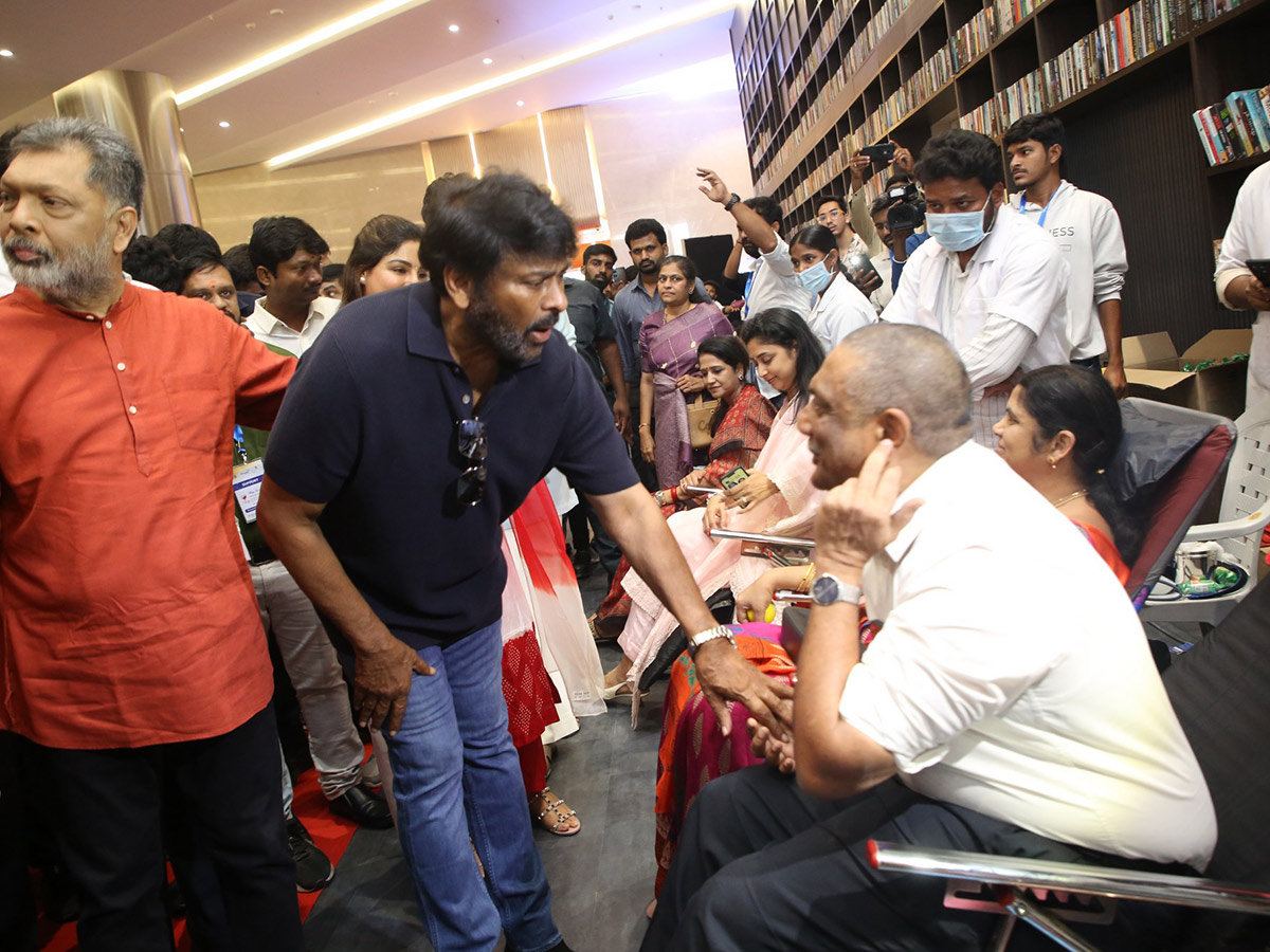 బ్లడ్ డొనేషన్ డ్రైవ్‌లో మెగాస్టార్ చిరంజీవి (ఫొటోలు) Chiranjeevi